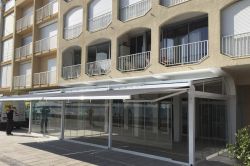 Toldo eurosol 3000 na entrada de um edifício